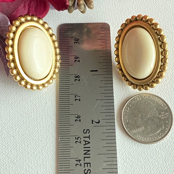 🎀 Napier Vintage Gold tone Cream Color Beaded Edge Clip On Earrings - Picture 5 of 10